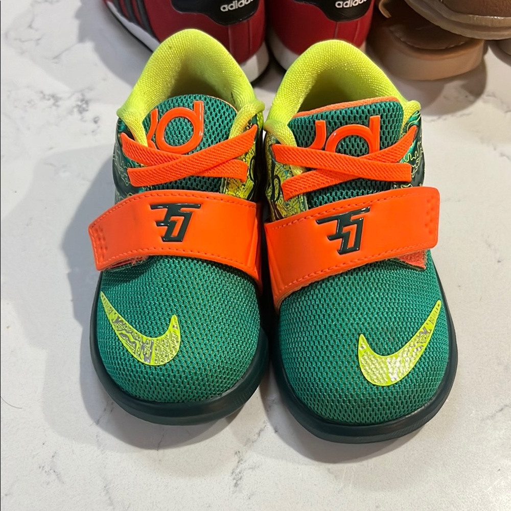 SOLD‼️Kevin Durant Nike Kids Green and Orange Athletic Shoes